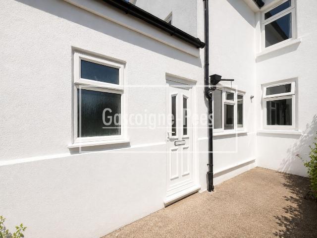 Worplesdon Road, Guildford GU2, 1 bed flat to rent, £1,350 pcm | PrimeLocation