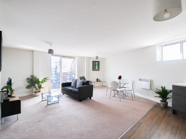 Worrall Street, Salford M5 3 bed apartment to rent £2,010 pcm £464 pw