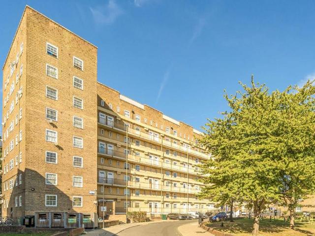 Worsopp Drive, London SW4 2 bed flat to rent £2,350 pcm £542 pw