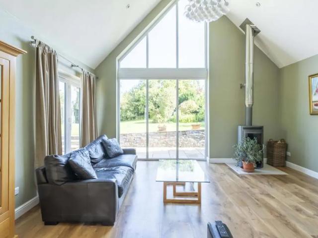 WOW! A truly stunning family home in an equally amazing location. An immediate viewing is highly advised to fully appreciate the recently renovated a super high quality accommodation on offer. Sorry, no pets or sharers. Call NOW to book your priority viewing!