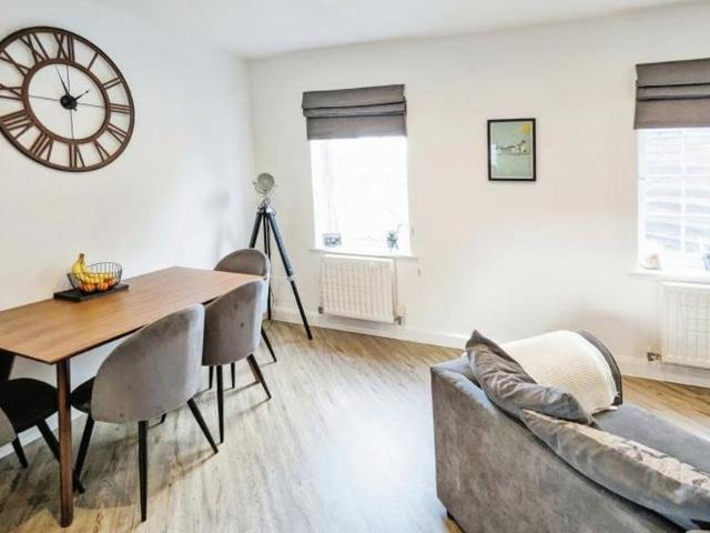WOW! A simply stunning apartment located close to the Marina that offers super high spec interiors and a parking space too. Call NOW to book your viewing!