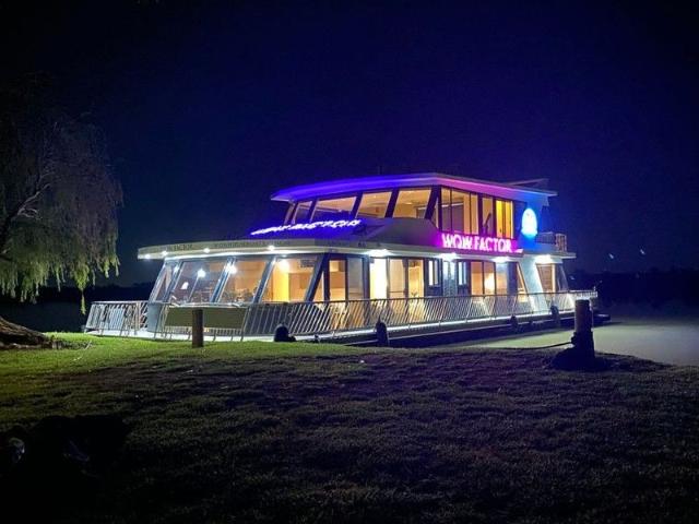 Wow Factor Ultimate Luxury Houseboat
