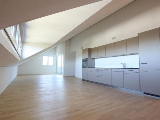 Wow, helle Dachwohnung im Eigentumsstandard mit grosszügigem Balkon