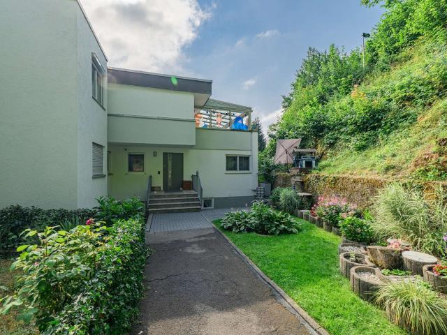 Wow! Malerisch gelegene 3 Zimmer Wohnung mit eigenem Eingang.