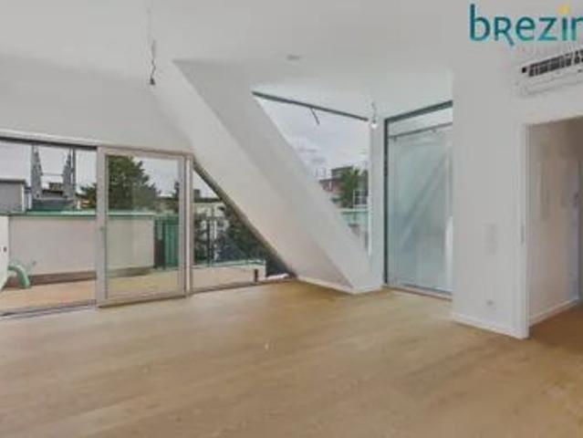 WOW Wohnung mit großer Klappe im Dachgeschoß mit Terrasse UND DACHGARTEN