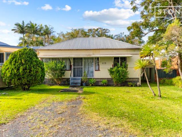 Wow! This cottage's location is incredible right opposite the Lake
