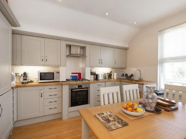 Wrottesley Road, Willesden Junction NW10 3 bed apartment to rent £2,350 pcm £542 pw