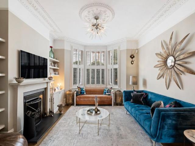 Wroughton Road, London, SW11 5 bed terraced house to rent £6,500 pcm £1,500 pw