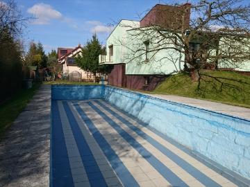 Dom z basenem i dużą przestrzenią w spokojnej okolicy