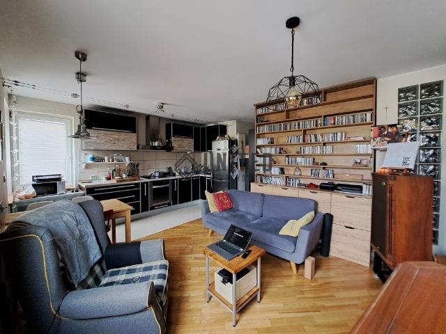 Sprzedam dwupoziomowe 73 m² z balkonem i garażem w Gaju