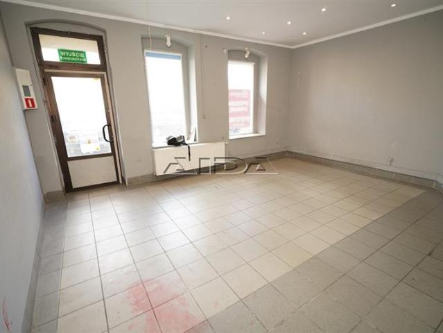 Lokal usługowy 67,63 m² z witrynami, nowoczesna kamienica