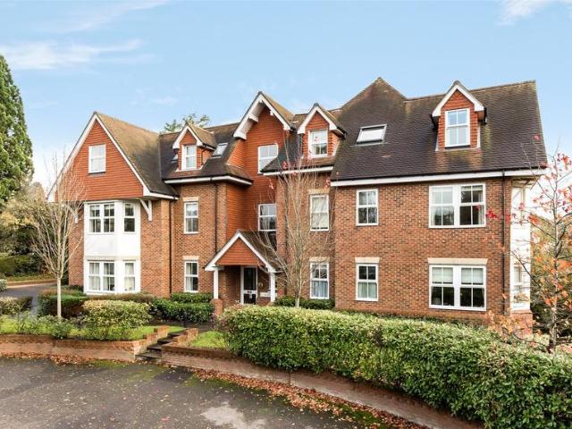 Wray Common Road, Reigate, Surrey, RH2 2 bed apartment to rent £1,900 pcm £438 pw