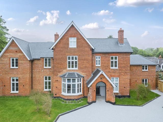Wray Park Road Reigate RH2 2 bed flat to rent £2,495 pcm £576 pw
