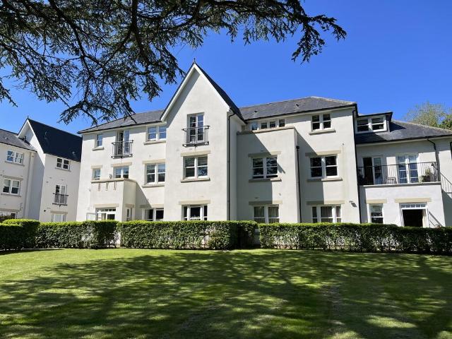 Wray Park Road, Reigate 2 bed apartment to rent £2,450 pcm £565 pw