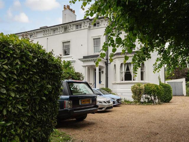 Wray Park Road, Reigate 4 bed house to rent £2,750 pcm £635 pw