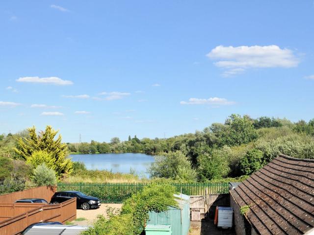 Wraysbury, Berkshire TW19, 2 bed flat to rent, £1,400 pcm | PrimeLocation