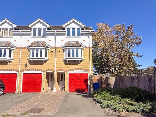 Wraysbury, Berkshire 3 bed townhouse to rent £2,050 pcm £473 pw