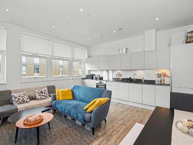 Wraysbury House, Staines Upon Thames TW18, 2 bed flat to rent, £2,100 pcm | PrimeLocation