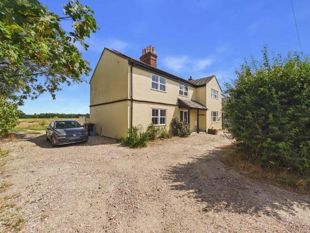 Wrabness Road, Ramsey, Harwich. 4 bed detached house to rent £2,150 pcm £496 pw