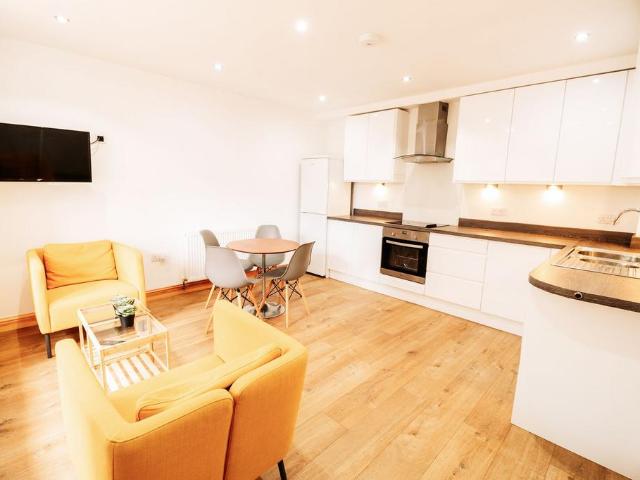 Wrangthorn Avenue, Leeds LS6 4 bed terraced house to rent £2,582 pcm £596 pw