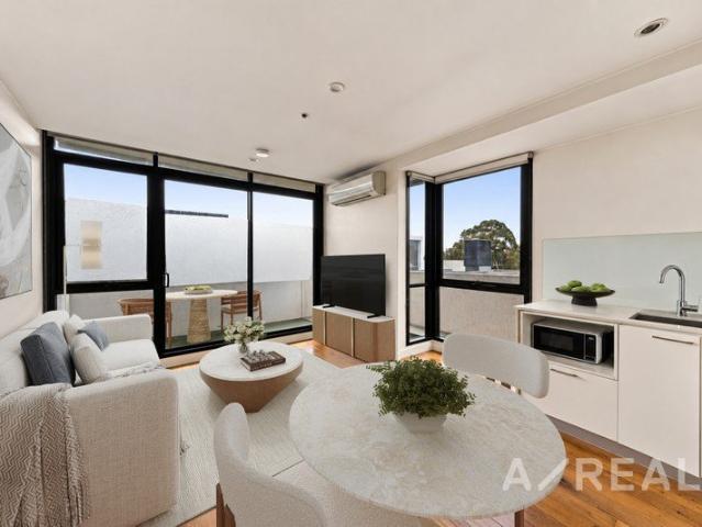 Wraparound Balcony Living In The Tip Top Precinct