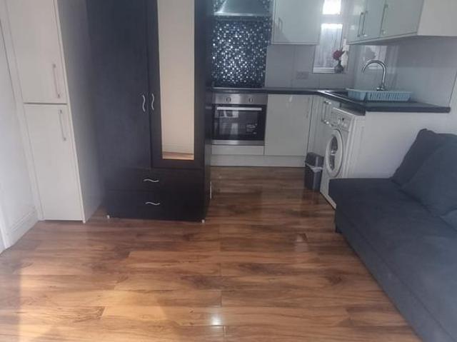 Wren Avenue, Southall, UB2 4EJ 1 bed flat to rent £1,225 pcm £283 pw