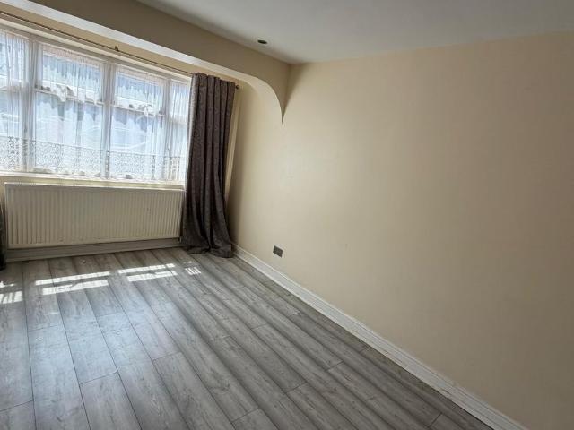 Wren Road, Dagenham RM9, 4 bed semi detached house to rent, £2,550 pcm | PrimeLocation