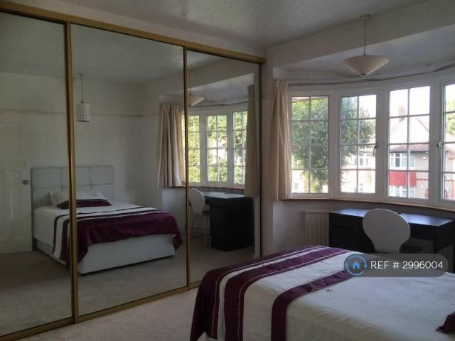 Wricklemarsh Road, London, SE3 4 bed semi detached house to rent £2,450 pcm £565 pw