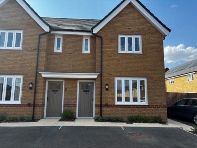 Wright Place, Carterton, Oxfordshire. 3 bed semi detached house to rent £1,850 pcm £427 pw