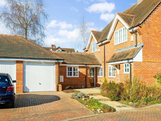 Wrights Yard Great Missenden HP16 2 bed semi detached house to rent £1,995 pcm £460 pw