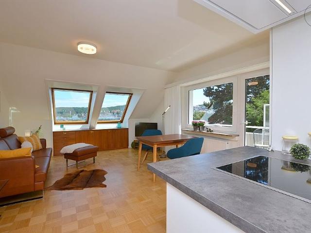 Wunderschön möblierte Wohnung mit Balkon und tollem Blick in Botnang