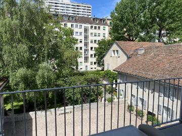 Wunderschön möblierte Zweiteiler Wohnung mit Balkon in Carouge Genf