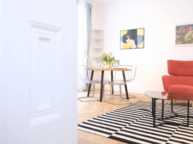 Wunderschön sanierte 2 Zimmeraltbauwohnung in absoluter top Lage!