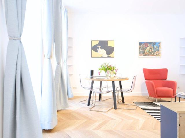 Wunderschön sanierte 2 Zimmeraltbauwohnung in absoluter top Lage!