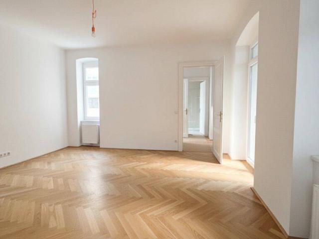 Wunderschön sanierte Altbauwohnung im 1. Liftstock mit ruhigem Balkon