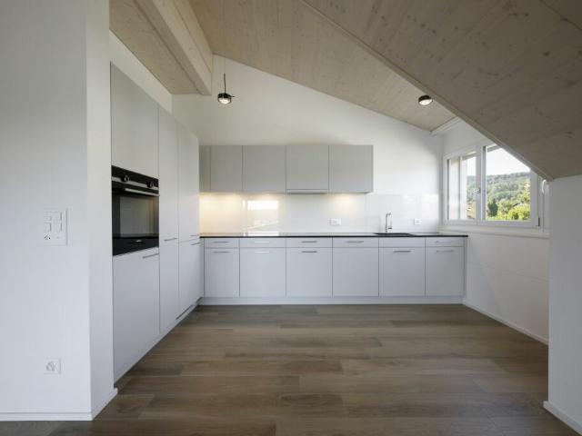 Wunderschöne 3.5 Zimmer Wohnung mit hohen Räumen und schönem Balkon