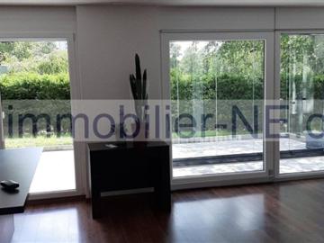 Wunderschöne 3,5 Zimmer Wohnung, die von einem privaten Garten und einem Innenparkplatz profitiert