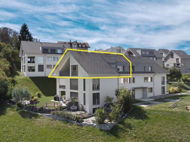 Wunderschöne 3.5 Zimmer Dachwohnung mit Bergsicht und Lift