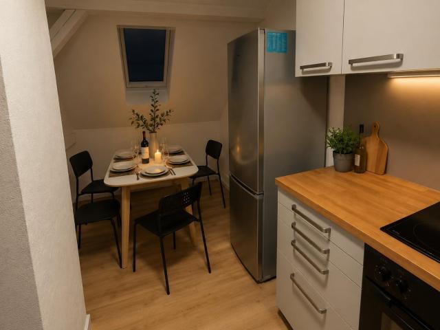 Wunderschöne 3 Zi Dachgeschoss Wohnung mit Balkon und Küche