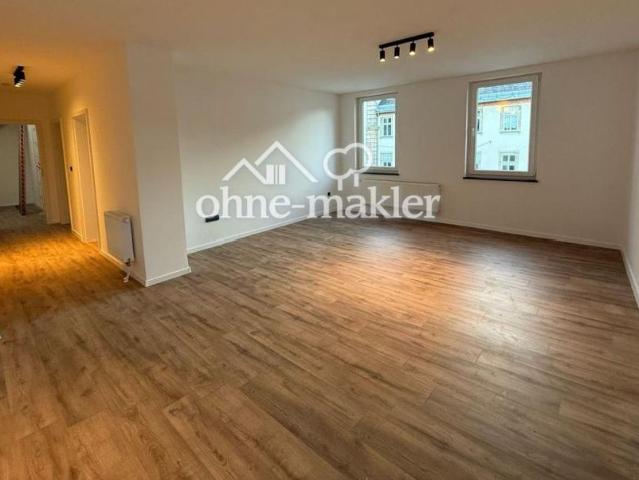 Wunderschöne 3 Zimmer Wohnung in Hof mit Balkon und Küche