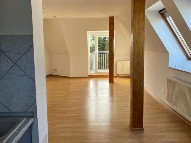 Wunderschöne 3 Zimmer Wohnung mit Balkon, EBK, 2 Bädern und Stellplatz zur Eigennutzung!