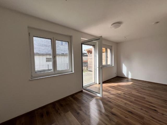 Wunderschöne 3 Zimmer Wohnung mit sehr großen, uneinsichtigen Eigengarten in guter Lage – Provisionsfrei!