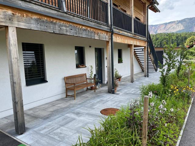 Wunderschöne 101 qm große Erdgeschosswohnung mit Schwimmteich Terrasse und Garten