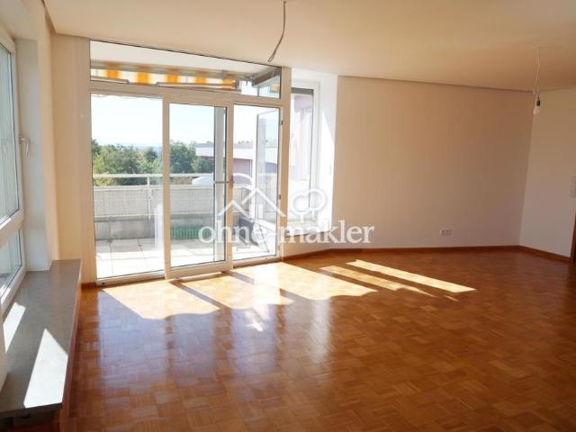 Wunderschöne 2,5 Zimmer Whg mit Panoramablick, Balkon + Tiefgarage