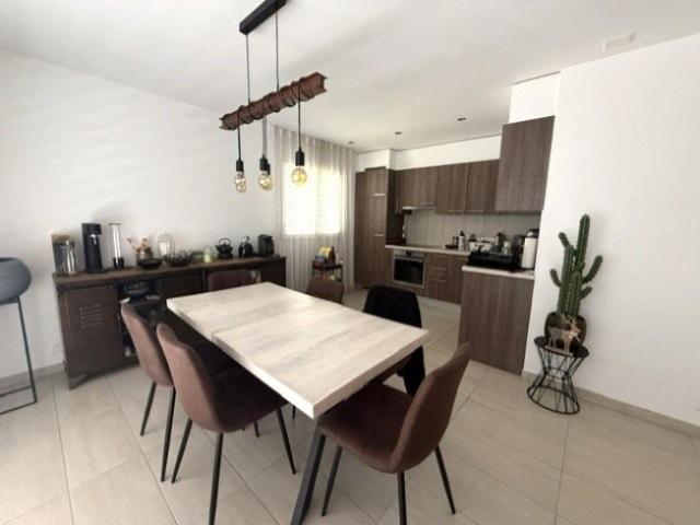 Wunderschöne 2,5 Zimmer Wohnung mit großer Terrasse und Parkplätzen