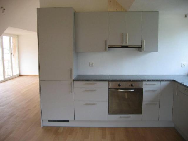 Wunderschöne 2.5 Zimmer Dachwohnung mit Balkon und Carport Parkplatz