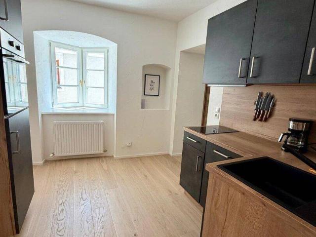 Wunderschöne 2 Zi. Wohnung in kernsaniertem Stadthaus in zentraler Ruhelage in Hall