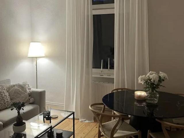 Wunderschöne 2 Zimmer Altbauwohnung zur Miete