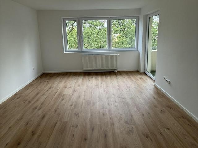 Wunderschöne 2 Zimmer Wohnung mit Balkon Kernsaniert!