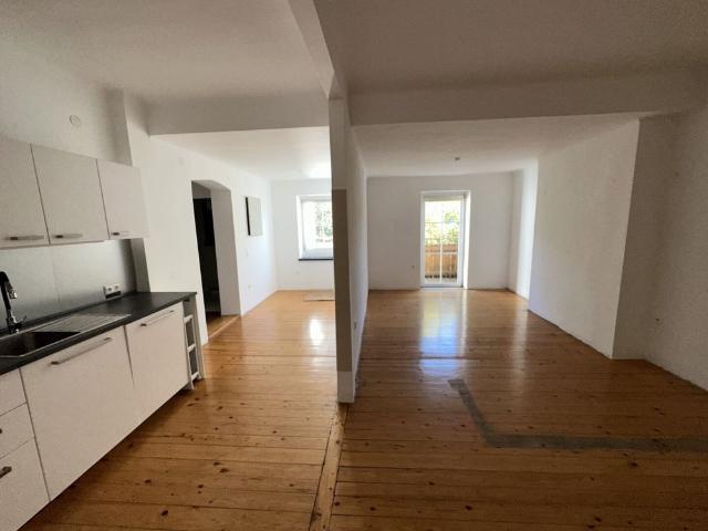Wunderschöne 2 Zimmer Wohnung mit großer Terrasse und einer Galerie in unmittelbarer Nähe zur AVL – Provisionsfrei